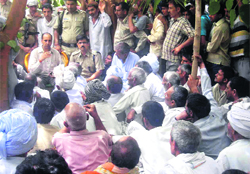 District officials interact with agitating farmers at Mandhothi village in Jhajjar. 