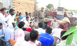 SHO Arjun Dhundhara addresses a meeting of a beat-level committee in Fatehabad town
