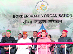 Congress President Sonia Gandhi seated on the stage with (from left) Union Steel Minister Virbhadra Singh, Defence Minister AK Antony and Chief Minister PK Dhumal (extreme right) during the public meeting at Solang near Manali