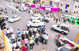 Commuters on the Jagraon bridge had to face a harrowing time due to the wrong movement of the VIP vehicles on Monday.