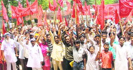The Punjab Nirman Mazdoor Union stage a protest at the Courts Complex in Ludhiana on Monday.