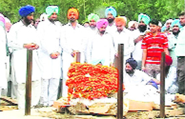 Relatives and other mourners at the cremation of Zora Singh Mann at Chak Suhelewala village, Ferozepur, on Monday.