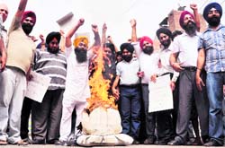 Akalgarh market shopkeepers protest against hike in petroleum products prices in Ludhiana on Tuesday