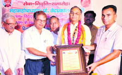 Gurukul Kangri University Chancellor Ved Prakash Shastri being given a citation at a farewell in Haridwar on Wednesday