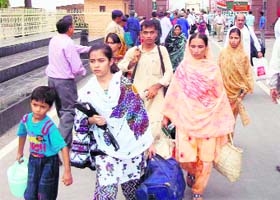 Members of a group of Sindhis from Pakistan enter India through the Attari-Wagah checkpost