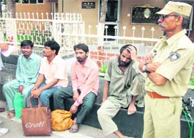 Pakistan nationals, who were released on Wednesday, wait to cross over to their country at the Attari-Wagah checkpost