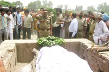 DIG, CRPF, Sat Pal Rawat pays his last repects to Jarnail Singh at village Badha near Fazilka on Thursday. 