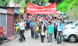 Workers of hotels and restaurants take out a rally in Mussoorie 