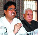DP Chandan, vice-president of Small Traders Board, addresses mediapersons in Amritsar.