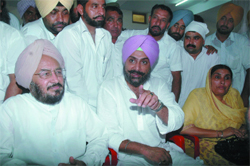 Raninder Singh, general secretary of the PPCC, along with senior Congress leader Lal Singh (extreme left) interacts with media in Bathinda 