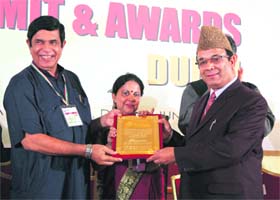 Finance Minister Abdul Rahim Rather (right) receives the Lifetime Achievement Award from Oscar Fernendes