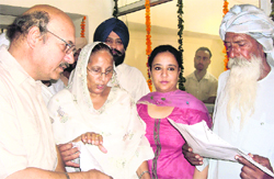 Planning board chairperson Satwider Kaur Dhaliwal and Ludhiana Deputy Commissioner Yashveer Mahajan during the inauguration of a Amloh Suvidha Kendra at Amloh