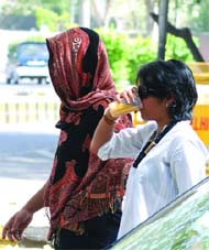 From head covers to juices... Delhiites are trying everything to beat the unrelenting heat.
