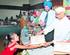 Governor Jagannath Pahadia honours a young contestant in Kurukshetra