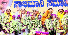 Karnataka Chief Minister BS Yeddyurappa (C), Madhya Pradesh Chief Minister Shivraj Singh Chauhan (L), BJP president Nitin Gadkari (2nd R), BJPs Karnataka president KS Eshwarappa and other leaders being felicitated during the inauguration of Swabhimana Samavesha held at Bangalore on Sunday