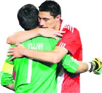 Oscar Cardozo greets Justo Villar after the penalty save on Saturday.