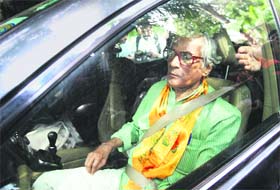 Former Defence Minister George Fernandes after coming out of the Delhi High Court