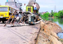 Two electric poles with a transformer collapsed in Haibowal area 