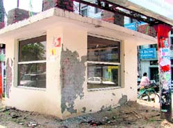 The special cubicle for traffic police in a dilapidated condition at Fountain Chowk in Ludhiana