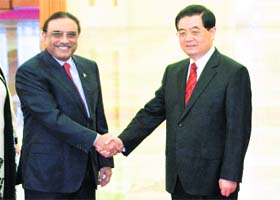 Pakistan President Asif Ali Zardari and Chinese President Hu Jintao shake hands at the Great Hall of the People in Beijing