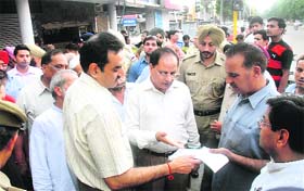 Shopkeepers argue with MC officials during an anti-encroachment drive in Chandigarh