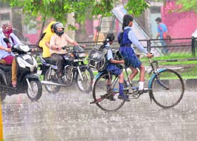 People caught in the rain in Chandigarh