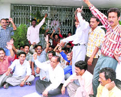 Members of the Gram Pardhan Sangathan hold a demonstration in front of the office of the Sarv Shiksha Abhiyan in Dehradun on Thursday.