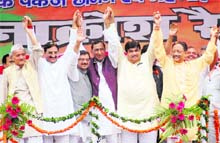 BJP national President Nitin Gadkari with senior party leaders of Uttarakhand at the Janakrosh rally in Dehradun on Thursday. 