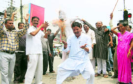 Congress workers burn an effigy of the BJP national President Nitin Gadkari in Dehradun on Saturday