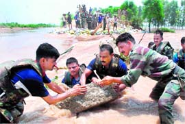Army men try to plug a breach in the Hansi-Butana canal near Kaithal on Saturday.
