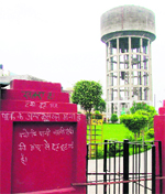 Residents living near Mata Gujri Park have written a precautionary note to avoid risk at the entrance of the water tank.