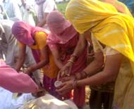 Daughters perform the last rites respecting the last wish of their father.