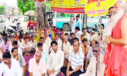 Baba Hatyogi addresses members of the Rishikul Bachao Samiti at Rishikul in Haridwar on Monday