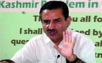 Prof. Rattanlal Hangloo delivering a lecture on Kashmir problem at the Central University of Punjab in Bathinda on Tuesday.