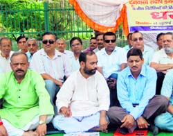 A dharna being held to demand the release of Sandeep Dangwal at the Gandhi Park in Dehradun on Wednesday