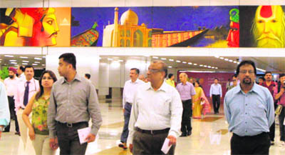 Once past the security area, visitors are greeted by massive windows, which frame the white aerobridges that sport design motifs such as a temple gopuram, folk art motif and a kathakali dancer