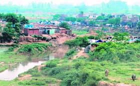A view of unauthorised shanties around Jagatpura village