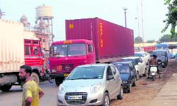 A traffic bottleneck on the Ahmedgarh-Ludhiana road at Dehlon