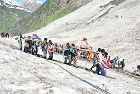 Pilgrims moving towards the Amarnath cave. 