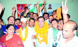 Harish Virmani being felicitated on his re-election as city Congress chief in Dehradun on Monday.