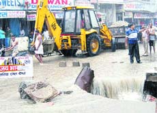 The earth gave in at Sonepats Geeta Bhawan Chowk due to heavy showers on Tuesday.