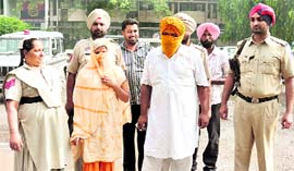 Manpreet Kaur and Baljit Singh, alleged kidnappers of the child, in police custody