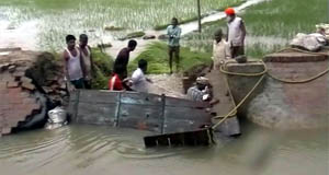 Workers engaged in plugging the breach in the Laxman distributary in the Ferozepur district that took place on Wednesday.