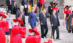 US Defense Secretary Robert Gates, US Secretary of State Hillary Clinton, South Korean Foreign Minister Yu Myung-hwan and South Korean Defence Minister Kim Tae-young (centre, L-R) arrive for guard-of-honour ceremony at Korea War Memorial Museum in Seoul on Wednesday.
