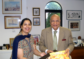 Kiran Soni Gupta, former Deputy Commissioner of Sriganganagar, presenting the The Great Indian Desert containing her artworks to Lord Swaraj Paul at the Nehru Gallery in London