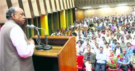 Chief Minister Prem Kumar Dhumal addressing the gathering in the university auditorium on the occasion of the 40th Foundation Day of Himachal Pradesh University at Shimla on Thursday
