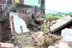 A house in the Bathendi area that collapsed due to the downpour