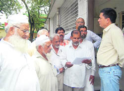 Members of the Tanzim Rahnumaye Millat submit a memorandum to an official at the District Headquarters in Dehradun on Friday.