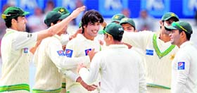 Pakistan players celebrate the wicket of Ricky Ponting on Friday.