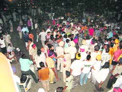 Mob gathered on the Kharar-Chandigarh road against power cut. 